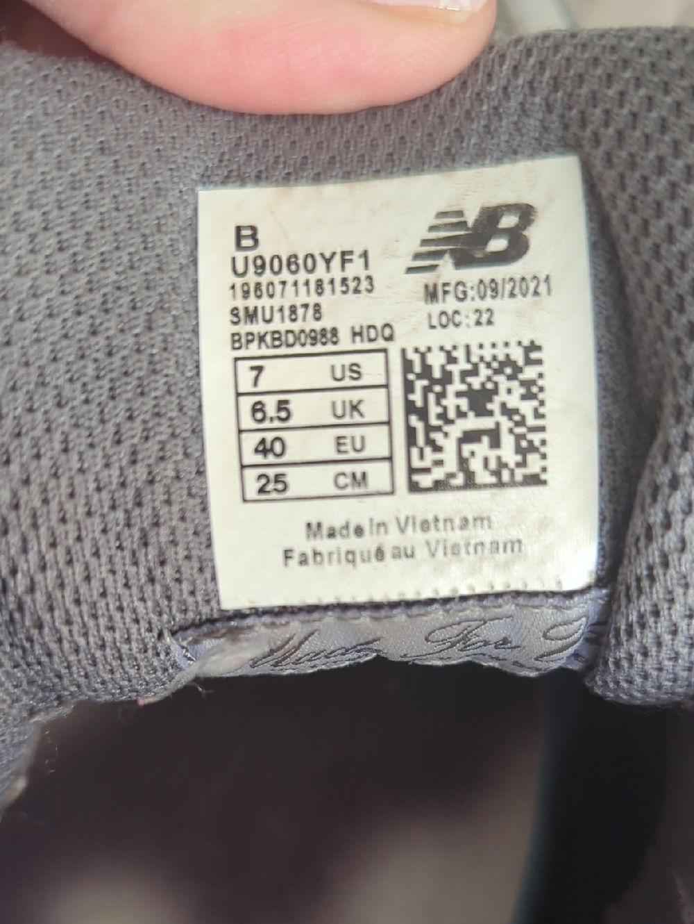 New Balance Grey & Olive 9060 - Picture 2 of 5